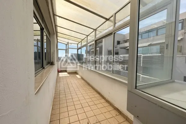 Location de bureaux à Oasis. Surface totale 96 m². Avec ascenseur et terrasse