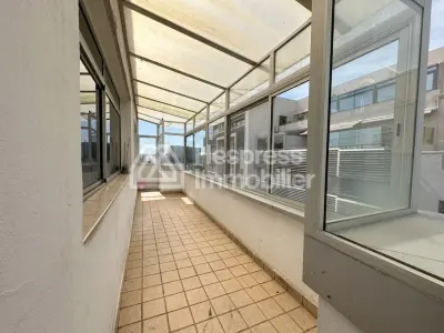 Location de bureaux à Oasis. Surface totale 96 m². Avec ascenseur et terrasse