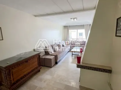 شقة للإيجار في الأميرات . ثلاث غرف كبيرة. مفروشة بشكل جيد.