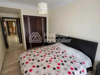 شقة للإيجار في الأميرات . ثلاث غرف كبيرة. مفروشة بشكل جيد.