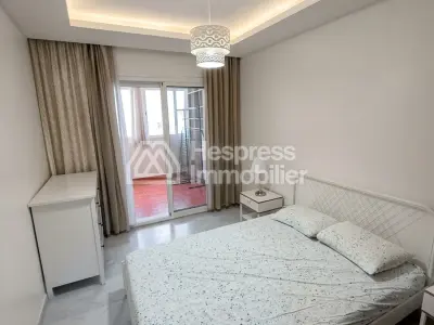 شقة للإيجار في الأميرات . ثلاث غرف كبيرة. مفروشة بشكل جيد.