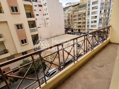 شقة للإيجار في الأميرات . ثلاث غرف كبيرة. مفروشة بشكل جيد.