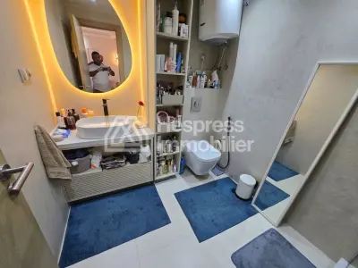 شقة للبيع في بورغون الشرقية . ثلاث غرف. شرفة ومصعد