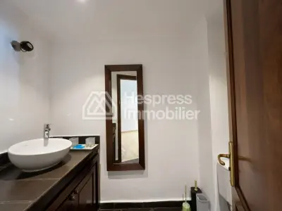 شقة للإيجار في تمديد المعاريف . مساحتها 156 متر مربع. مزودة بمدفأة وخدمة الاستقبال.