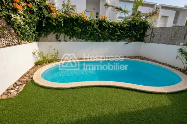 Magnifique villa à louer vide située à Dar Bouazza dans une résidence sécurisée. Surface de 240 m². Piscine, climatisation
