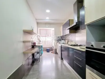 شقة للإيجار في راسين . ثلاث غرف نوم مريحة. مفروشة بالكامل.