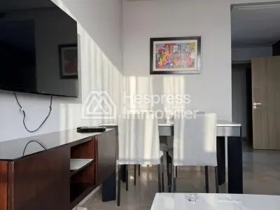 شقة للإيجار في بورغون الغربية . غرفتا نوم مريحتان. مفروشة بشكل جيد.