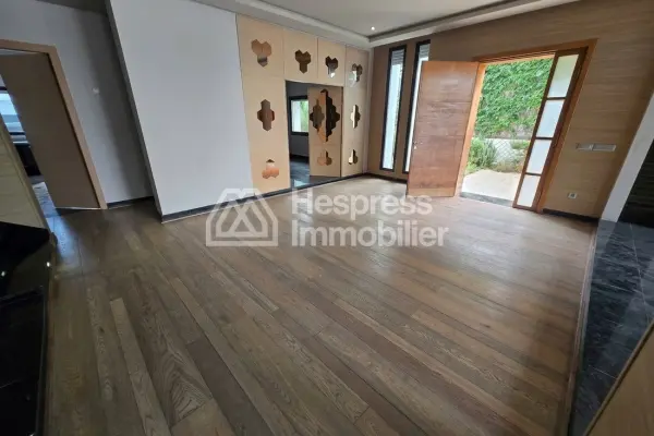 Luxury house for sale in Ville verte . 5 rooms. Fireplace, swimming pool