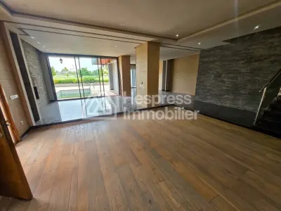 منزل فاخر للبيع في Ville verte . خمس غرف. مدفأة، مسبح