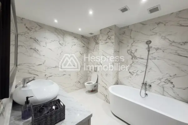 Superb villa for rent in Aïn Diab . 6 large rooms. Furnished.
