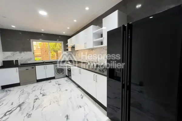 Superb villa for rent in Aïn Diab . 6 large rooms. Furnished.