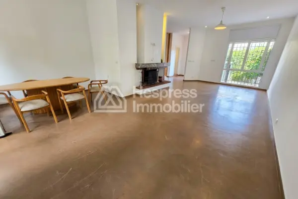 Luxury house for rent in Aïn Diab . 5 comfortable rooms. Beautiful terrace and garden.