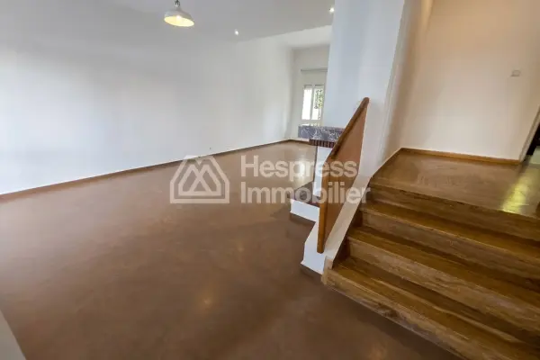 Luxury house for rent in Aïn Diab . 5 comfortable rooms. Beautiful terrace and garden.