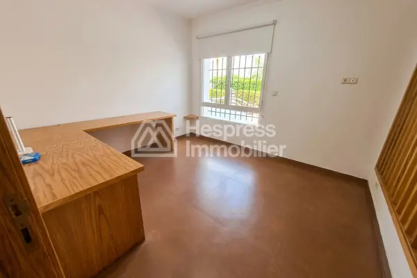 Luxury house for rent in Aïn Diab . 5 comfortable rooms. Beautiful terrace and garden.