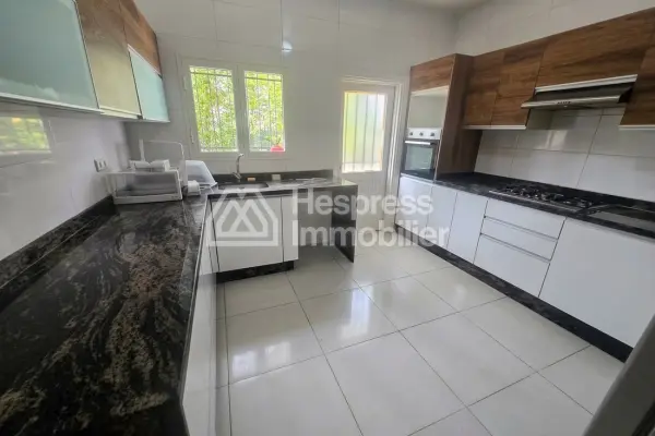 Luxury house for rent in Aïn Diab . 5 comfortable rooms. Beautiful terrace and garden.