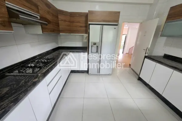 Luxury house for rent in Aïn Diab . 5 comfortable rooms. Beautiful terrace and garden.