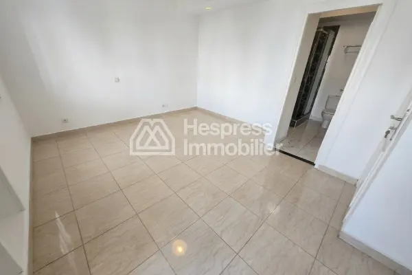 Luxury house for rent in Aïn Diab . 5 comfortable rooms. Beautiful terrace and garden.