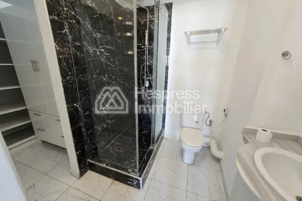 Luxury house for rent in Aïn Diab . 5 comfortable rooms. Beautiful terrace and garden.