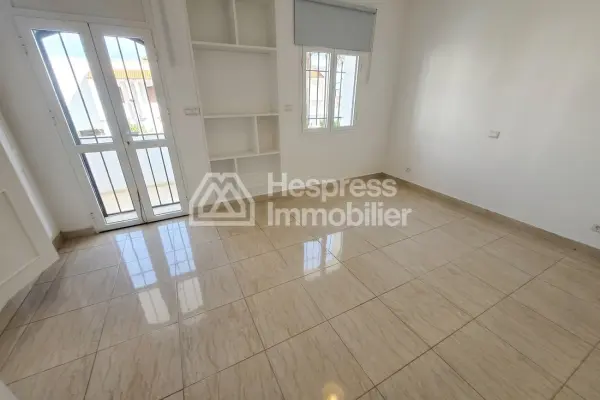 Luxury house for rent in Aïn Diab . 5 comfortable rooms. Beautiful terrace and garden.