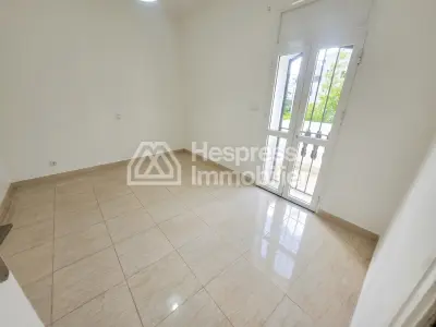 منزل فاخر للإيجار في عين الذئاب . خمس غرف مريحة. شرفة وحديقة جميلتان.