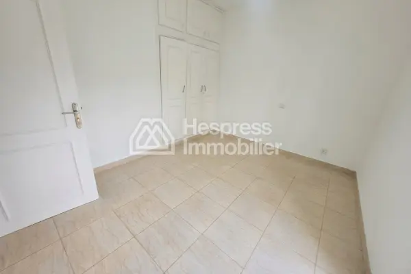 Luxury house for rent in Aïn Diab . 5 comfortable rooms. Beautiful terrace and garden.