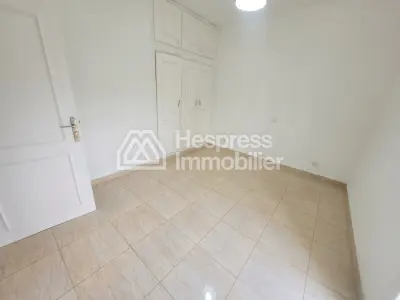 منزل فاخر للإيجار في عين الذئاب . خمس غرف مريحة. شرفة وحديقة جميلتان.