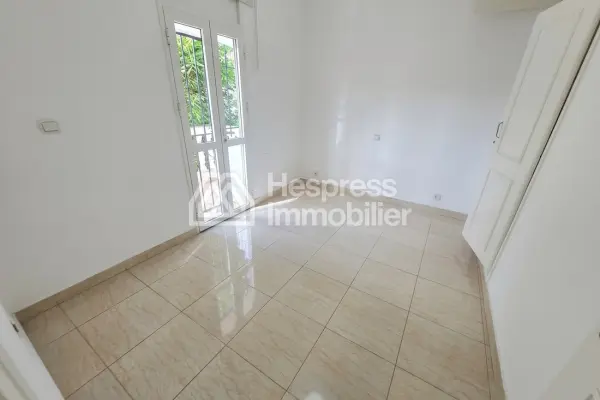 Luxury house for rent in Aïn Diab . 5 comfortable rooms. Beautiful terrace and garden.