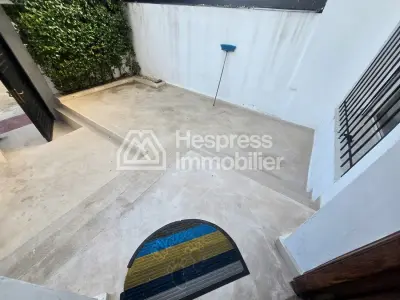 منزل فاخر للإيجار في عين الذئاب . خمس غرف مريحة. شرفة وحديقة جميلتان.