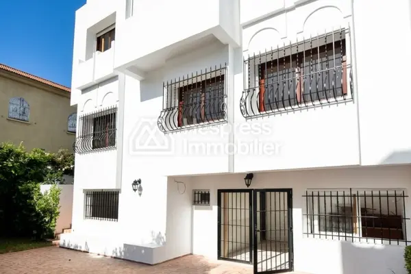 Luxury villa for rent in Aïn Diab . 400 sq m. Fireplace and air conditioning.