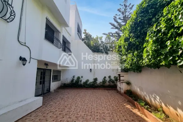 Luxury villa for rent in Aïn Diab . 400 sq m. Fireplace and air conditioning.