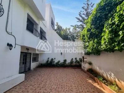 Luxury villa for rent in Aïn Diab . 400 sq m. Fireplace and air conditioning.