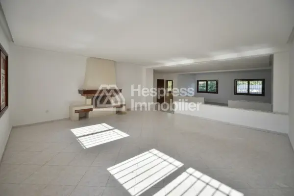 Luxury villa for rent in Aïn Diab . 400 sq m. Fireplace and air conditioning.