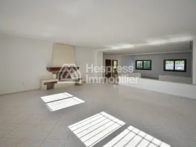 Luxury villa for rent in Aïn Diab . 400 sq m. Fireplace and air conditioning.