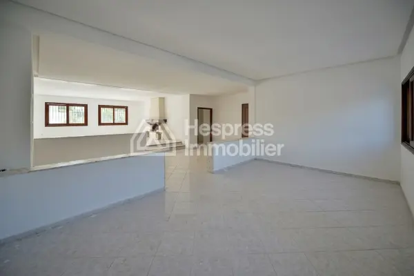 Luxury villa for rent in Aïn Diab . 400 sq m. Fireplace and air conditioning.