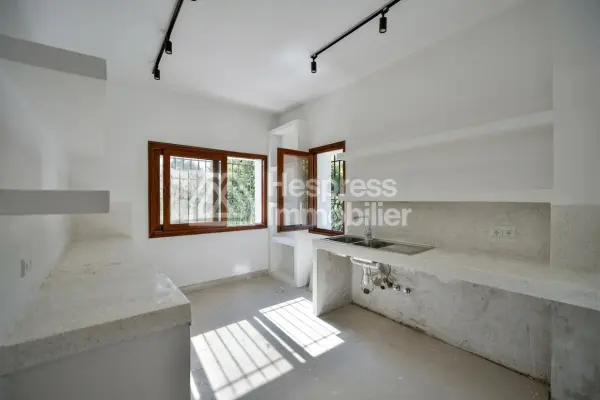 Luxury villa for rent in Aïn Diab . 400 sq m. Fireplace and air conditioning.