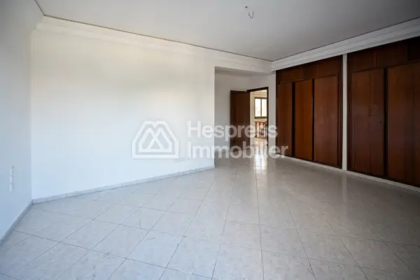 Luxury villa for rent in Aïn Diab . 400 sq m. Fireplace and air conditioning.