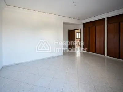 Luxury villa for rent in Aïn Diab . 400 sq m. Fireplace and air conditioning.