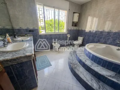 فيلا فاخرة للبيع في دار بوعزة . مساحتها الإجمالية 230 متر مربع. مفروشة بالكامل.