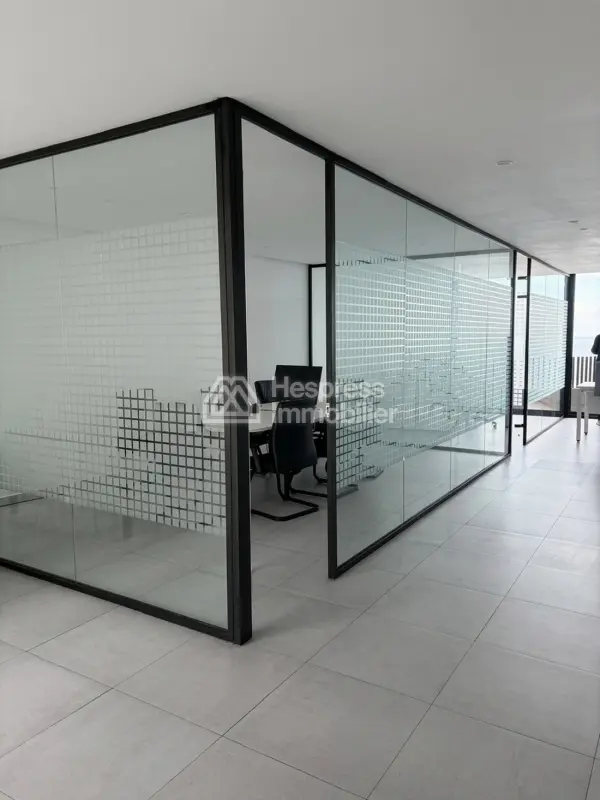 Bureaux en location à Ain Diab. Surface de 87 m². Résidence avec concierge, climatisation générale