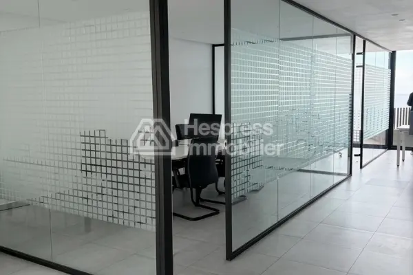 Offices for rent at Aïn Diab . 87 sq m. Building with concierge and air conditioning.
