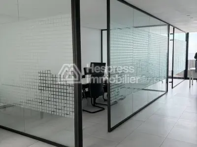 Bureaux en location à Ain Diab. Surface de 87 m². Résidence avec concierge, climatisation générale
