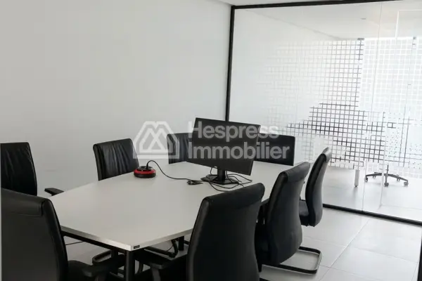 Offices for rent at Aïn Diab . 87 sq m. Building with concierge and air conditioning.