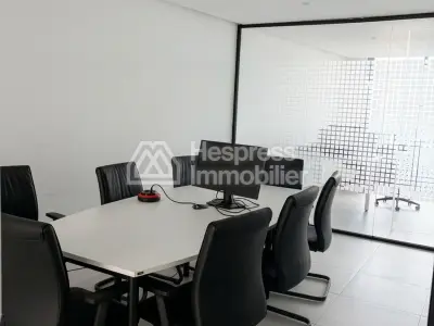 Bureaux en location à Ain Diab. Surface de 87 m². Résidence avec concierge, climatisation générale