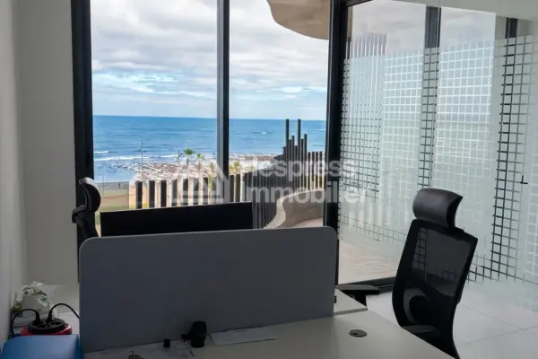 Offices for rent at Aïn Diab . 87 sq m. Building with concierge and air conditioning.