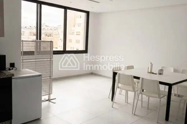Offices for rent at Aïn Diab . 87 sq m. Building with concierge and air conditioning.