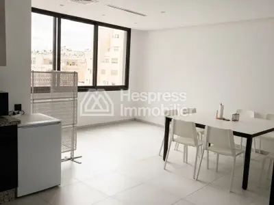 Bureaux en location à Ain Diab. Surface de 87 m². Résidence avec concierge, climatisation générale