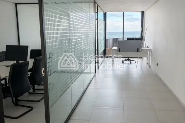 Offices for rent at Aïn Diab . 87 sq m. Building with concierge and air conditioning.