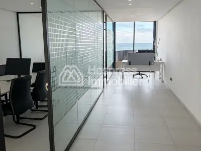Bureaux en location à Ain Diab. Surface de 87 m². Résidence avec concierge, climatisation générale