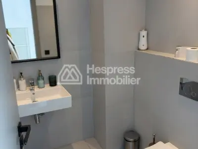 Bureaux en location à Ain Diab. Surface de 87 m². Résidence avec concierge, climatisation générale