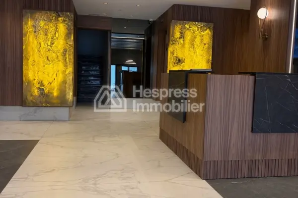 Offices for rent at Aïn Diab . 87 sq m. Building with concierge and air conditioning.